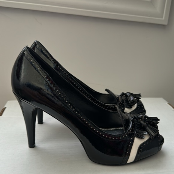 White House Black Market. Black and White Women’s High Heel Shoes. Size 9 - Picture 3 of 4
